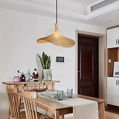 质朴的手工编织竹灯罩：舒适的家居装饰照明